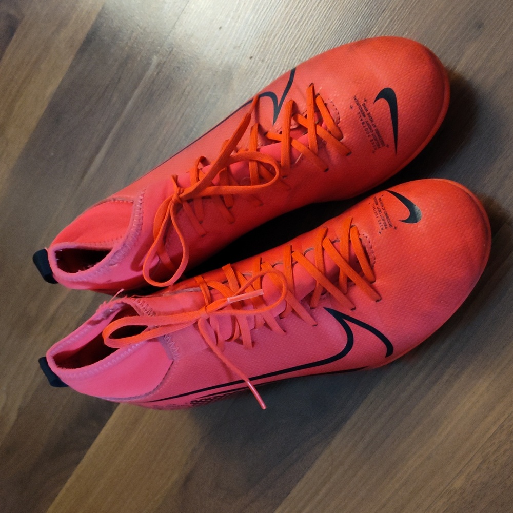 Soccer/football cleats
